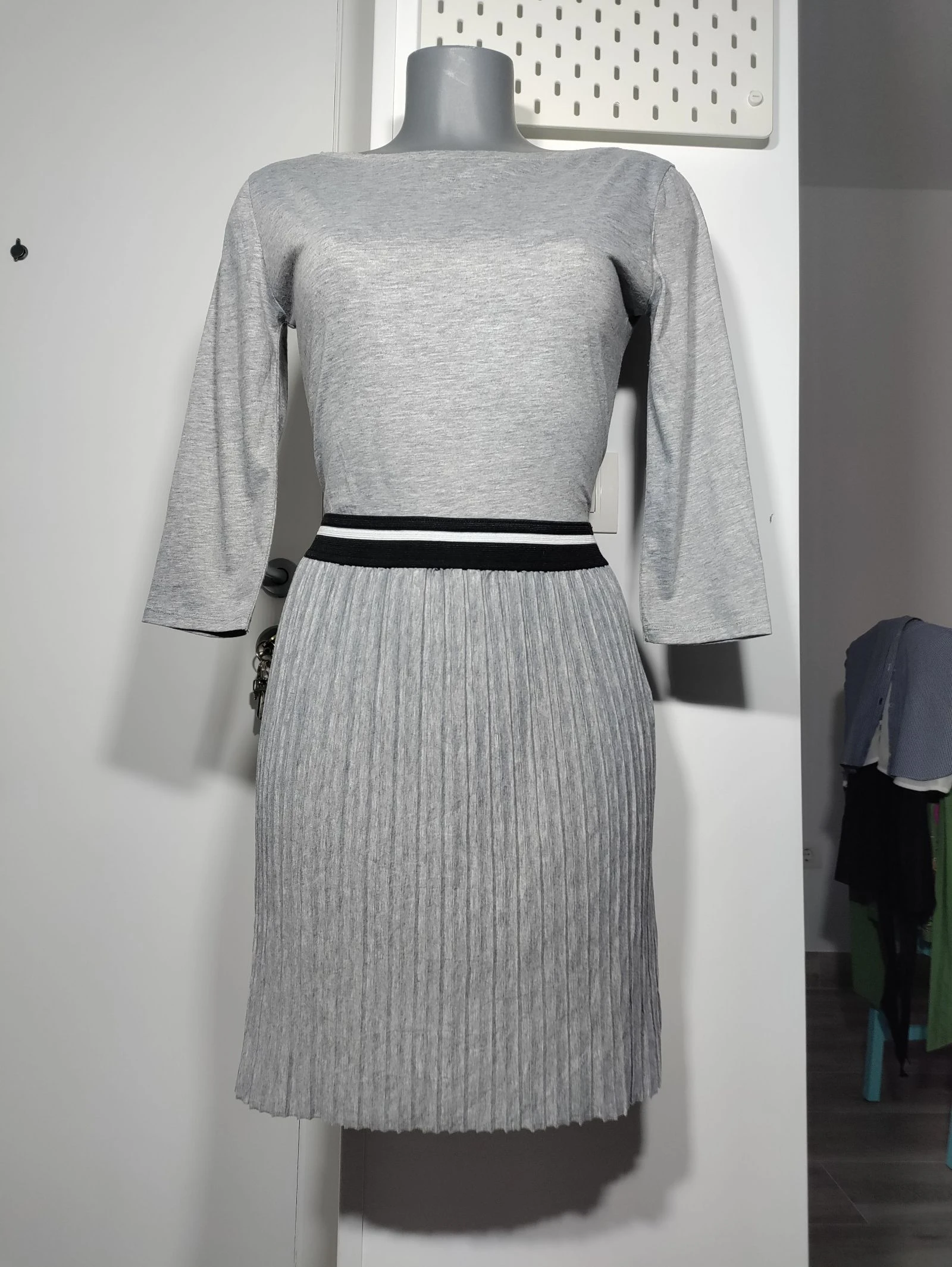 Vestido gris plisado cintura elástica negra – Green Coast – Talla 40
